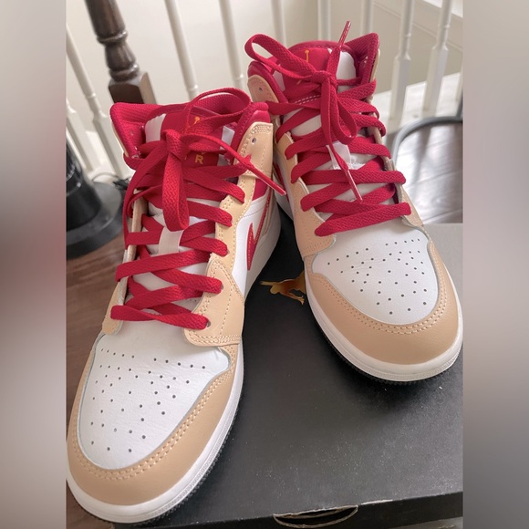 Nike Jordan 1 Mid Big Kid’s sz 5.5Y, W 6.5 - Picture 1 of 9